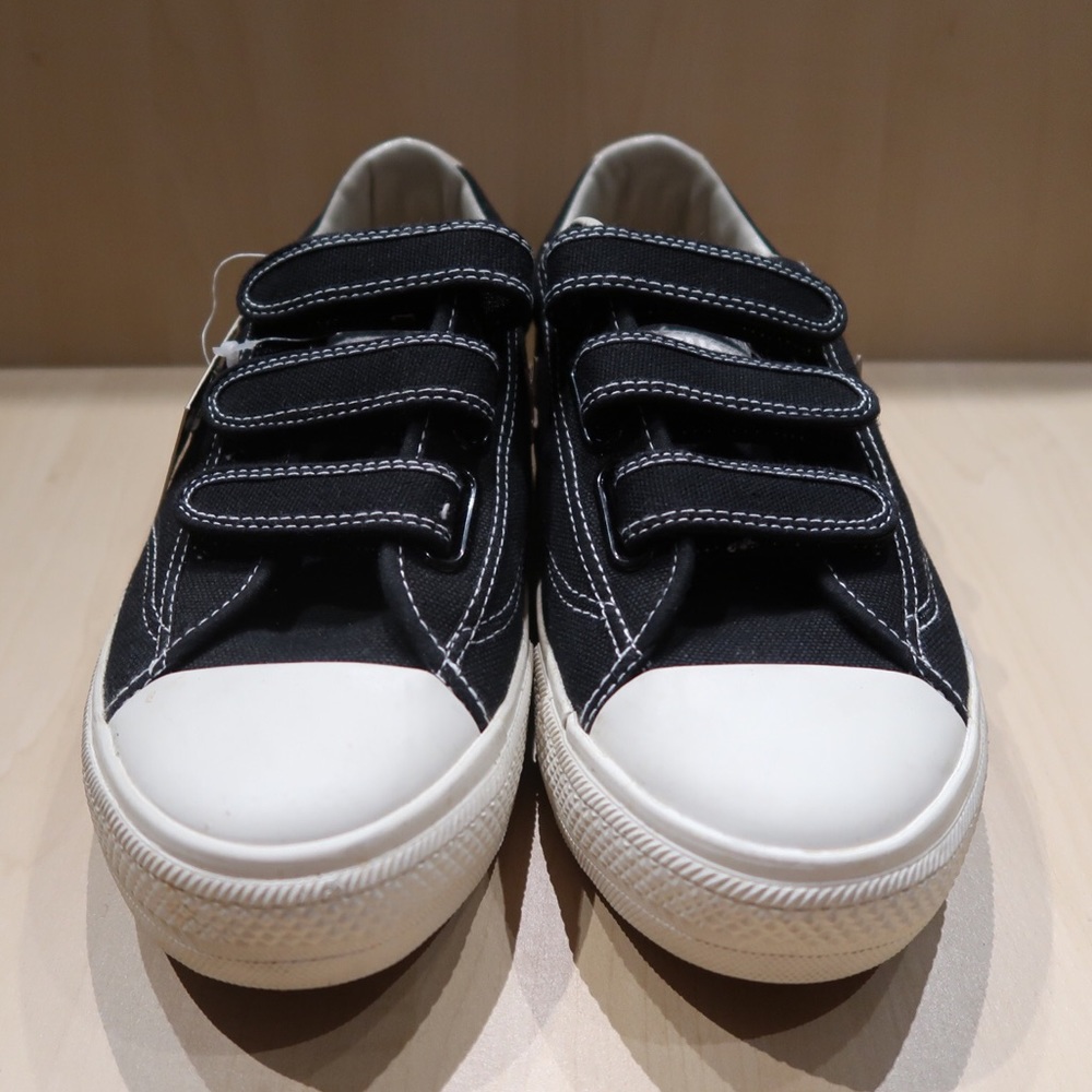 BRAND NEW Velcro sneakers